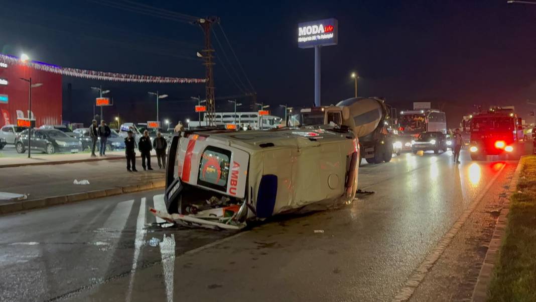 Kahreden kaza! Kavşakta çarpıştılar 6